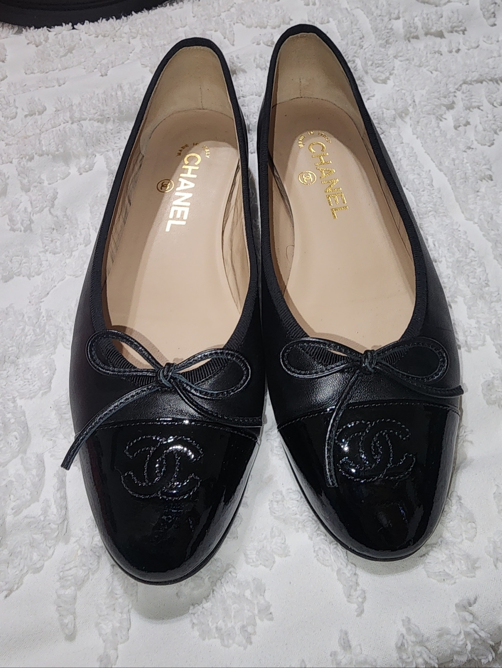 CHANEL Black Patent Leather Cap Toe Ballet Flats W/ Bow And Logo Size 8 - Picture 3 of 9